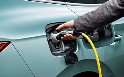 Elektrisch_auto_rijden_laden_stekker