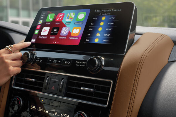 wdu-infiniti-interior-large-dash-based-touchscreen-M