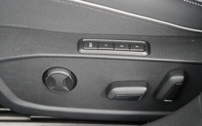VW_Golf_elektrisch_verstalbare_stoelen