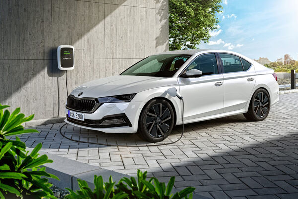 Skoda_phev_hybride_benzine_laden_ev_uitvoering_aandrijving_occasion_voorraad
